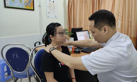 BS Nguyễn Giang Nam đang khám vùng cổ cho bệnh nhân L. Ảnh do BS cung cấp