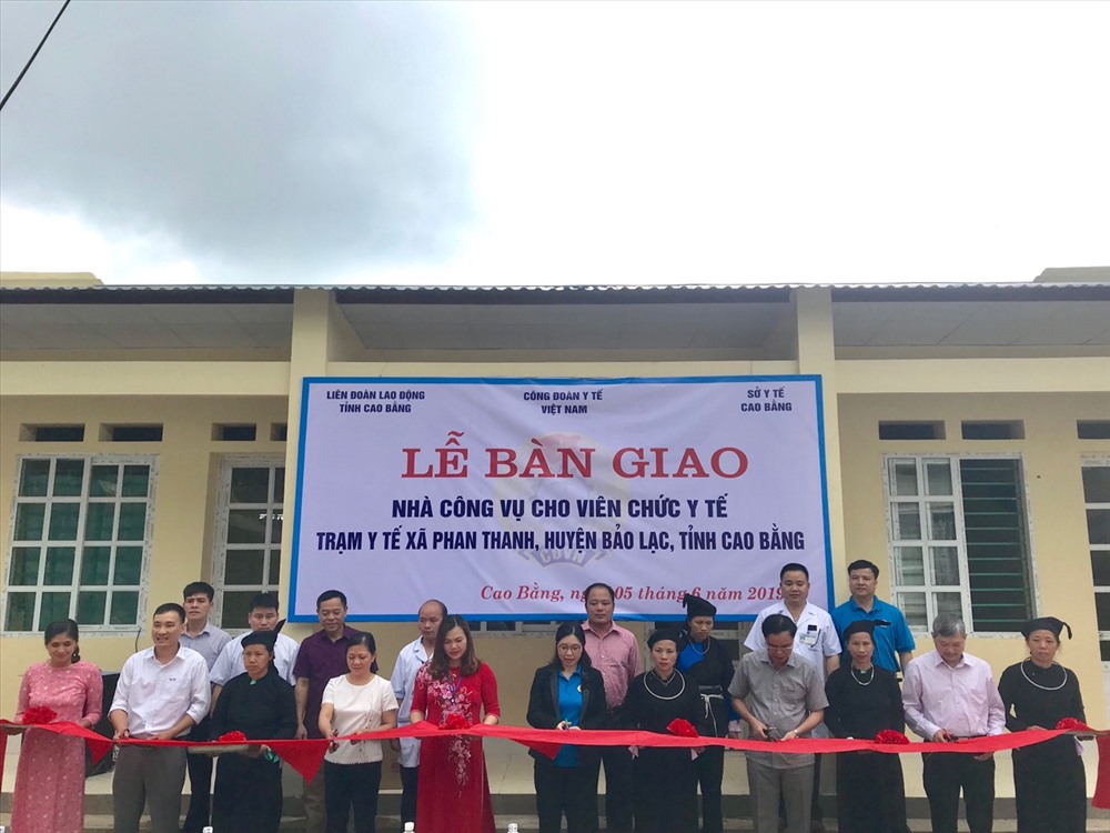Lễ bàn giao nhà công vụ của CĐ Y tế VN cho Trạm y tế xã Phan Thanh (Bảo Lạc, Cao Bằng).