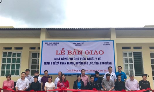 Lễ bàn giao nhà công vụ của CĐ Y tế VN cho Trạm y tế xã Phan Thanh (Bảo Lạc, Cao Bằng).