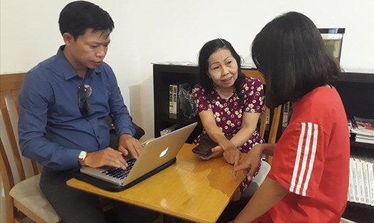 Nạn nhân (ngoài cùng bên phải) vụ bị sàm sỡ trên xe khách làm việc với luật sư Trần Thị Ngọc Nữ. Ảnh: Mai Phương