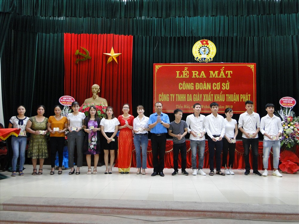 Đồng chí Vũ Thái Học - Chủ tịch LĐLĐ huyện Tiền Hải trao thẻ đoàn viên công đoàn cho CNLĐ. Ảnh: B.M