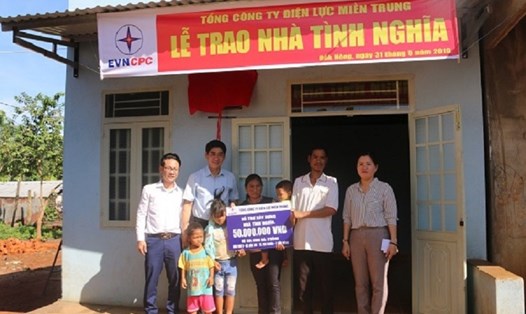 Đại diện PC Đắk Nông trao nhà tình nghĩa cho hộ gia đình bà H’ Hồng trú tại bon Srê Ú, xã Đắk Nia, thị xã Gia Nghĩa.