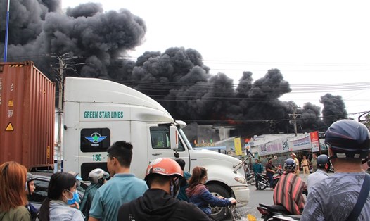 Cháy lớn xảy ra ngày 22.5 tại công ty sản xuất băng keo ở KCN Việt Hương tại thị xã Thuận An, Bình Dương.