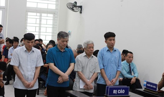 Các bị cáo tại phiên tòa ngày 12.6. Ảnh Trần Vương