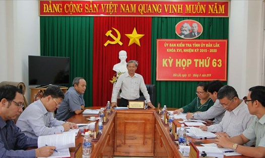Chủ nhiệm UBKT Tỉnh ủy Phan Xuân Lĩnh chủ trì kỳ họp. Ảnh Báo Đắk Lắk.
