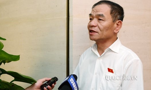 Đại biểu Lê Thanh Vân trả lời báo chí bên hành lang Quốc hội. Ảnh: Quochoi.vn