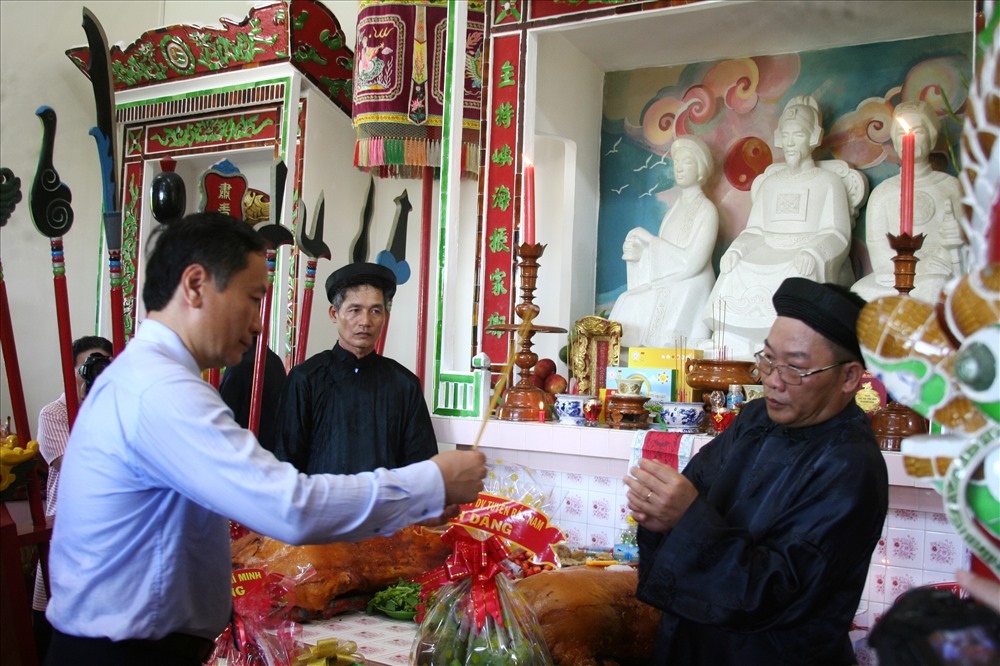 Phó chủ tịch thường trực UBND tỉnh Khánh Hòa Nguyễn Đắc Tài dâng hương tri ân những bậc tiền nhân tại đền thờ tổ nghề yến sào trên đảo Hòn Nội. Ảnh: P.L