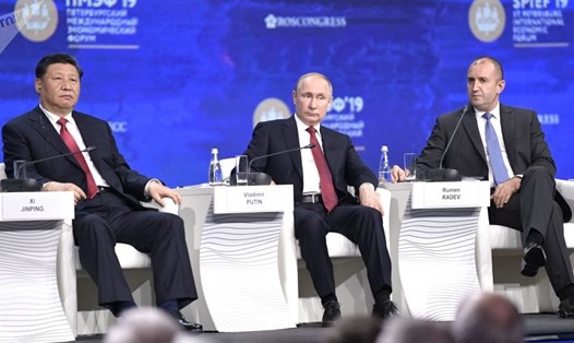 Chủ tịch Tập Cận Bình và Tổng thống Vladimir Putin tham dự Diễn đàn Kinh tế Quốc tế St. Petersburg. Ảnh: Sputnik