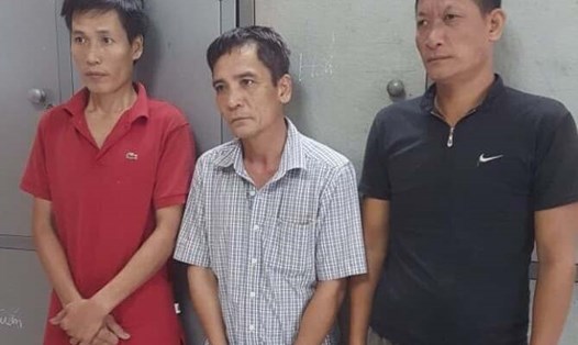 Đối tượng Nguyễn Thái Hùng (giữa) người đang mang trên mình 2 tiền án về tội mua bán trái phép chất ma túy. Ảnh: Phòng PC04
