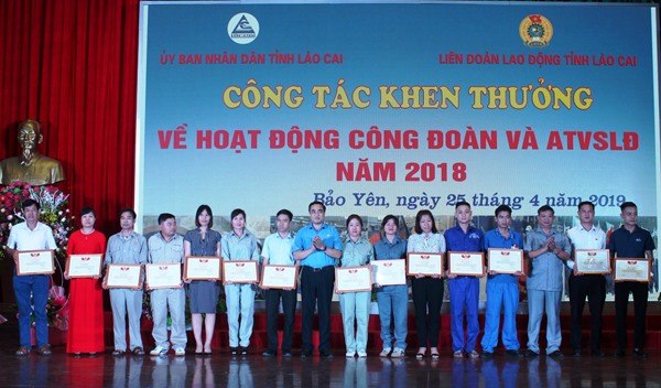 LĐLĐ tỉnh Lào Cai biểu dương, khen thưởng CNLĐ có thành tích xuất sắc trong lao động sản xuất.