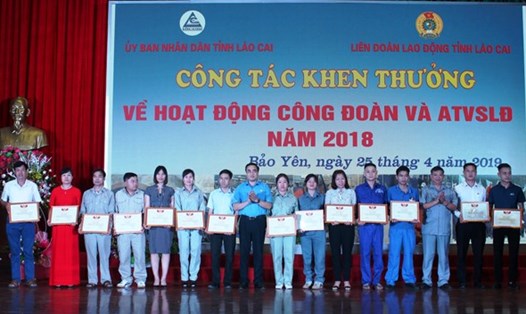 LĐLĐ tỉnh Lào Cai biểu dương, khen thưởng CNLĐ có thành tích xuất sắc trong lao động sản xuất.