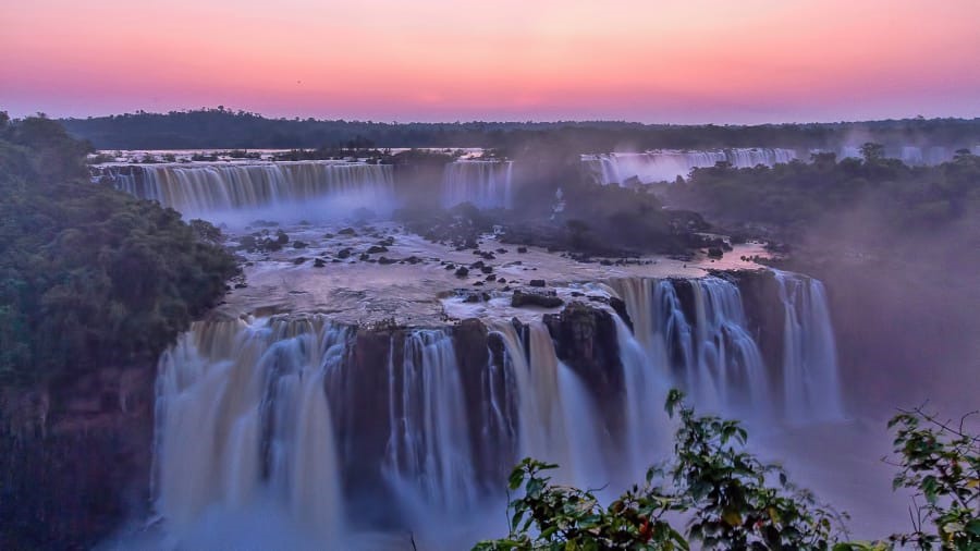 Du khách nên đến thác nước vào bình minh hoặc hoàng hôn để cảm nhận được hết vẻ đẹp của nơi đây. Ảnh: CNN