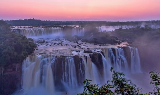 Du khách nên đến thác nước vào bình minh hoặc hoàng hôn để cảm nhận được hết vẻ đẹp của nơi đây. Ảnh: CNN