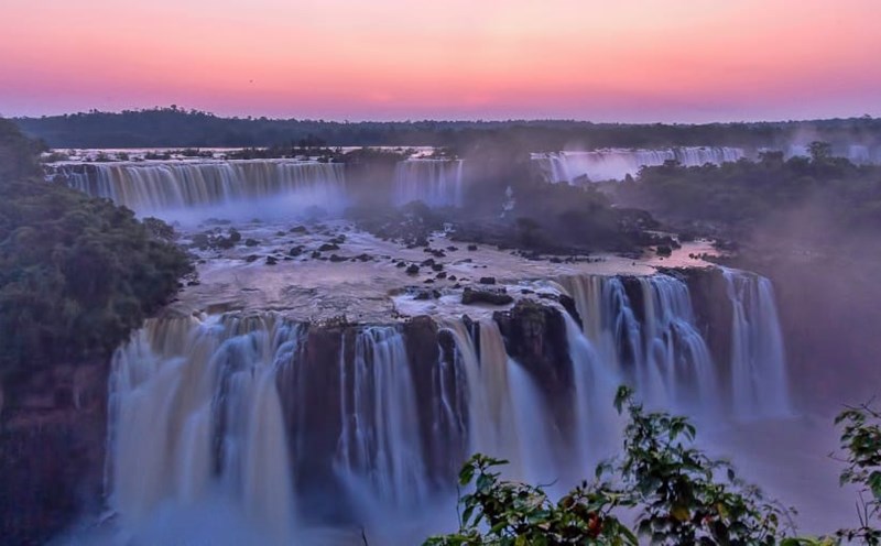 Du khách nên đến thác nước vào bình minh hoặc hoàng hôn để cảm nhận được hết vẻ đẹp của nơi đây. Ảnh: CNN