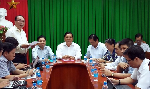 Phó Chủ tịch UBND tỉnh Sóc Trăng (ngồi giữa) trả lời báo chí tại cuộc họp báo 11.3. Ảnh: Nhật Hồ