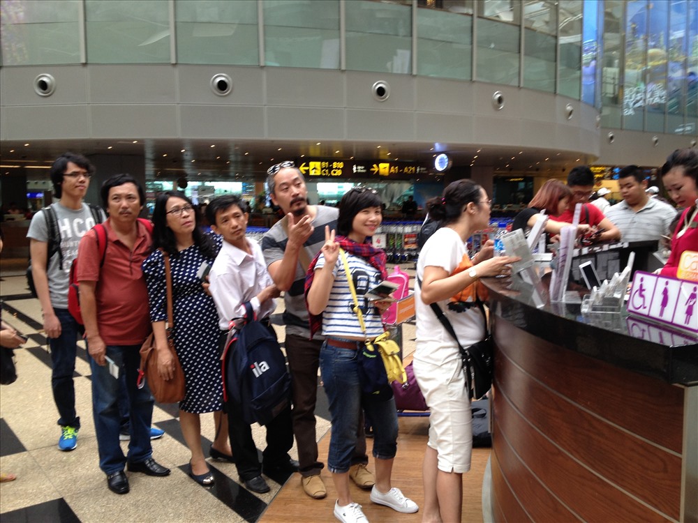 Người Việt xuất cảnh có thật sự cần "mua thêm nụ cười" ở sân bay?