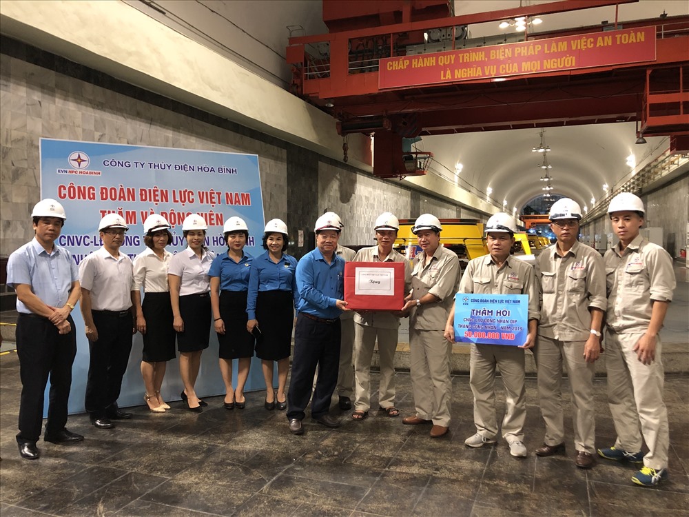 Chủ tịch Công đoàn Điện lực Việt Nam - ông Khuất Quang Mậu trao quà cho CNLĐ nhân dịp Tháng Công nhân 2019. Ảnh: H.A