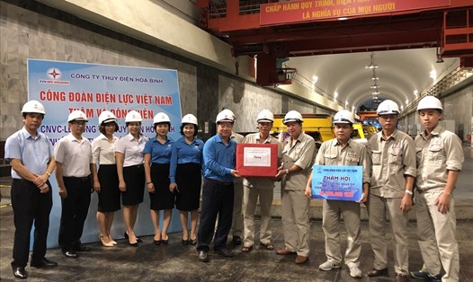 Chủ tịch Công đoàn Điện lực Việt Nam - ông Khuất Quang Mậu trao quà cho CNLĐ nhân dịp Tháng Công nhân 2019. Ảnh: H.A