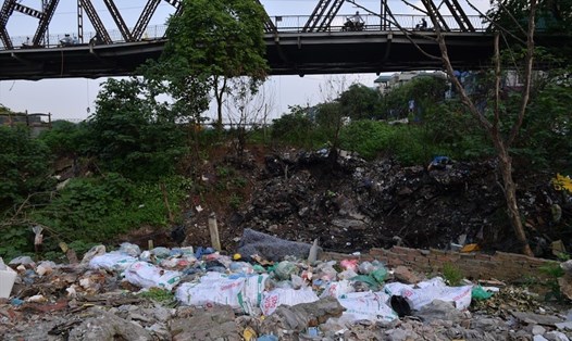 Phía dưới chân cầu Long Biên (Hà Nội) đã tồn tại một bãi rác thải trong thời gian dài. Ảnh: Sơn Tùng.