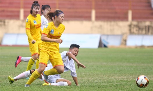 Phong Phú Hà Nam (áo vàng) dễ dàng đánh bại TNG Thái Nguyên tỉ số 4-0 để tạm thời vươn lên vị trí nhất bảng sau 2 vòng đấu. Ảnh: TSB