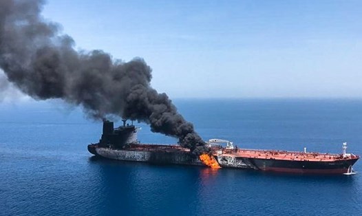 Tàu Front Altair bốc cháy. Ảnh: ISNA/AFP.