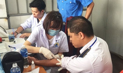 Lực lượng liên ngành kiểm tra ma túy với lái xe tại Bến xe Nước Ngầm, Hà Nội. Ảnh: P.V