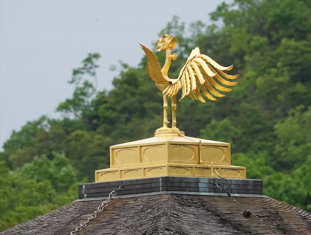 Trên nóc Chùa Vàng Nhật Bản