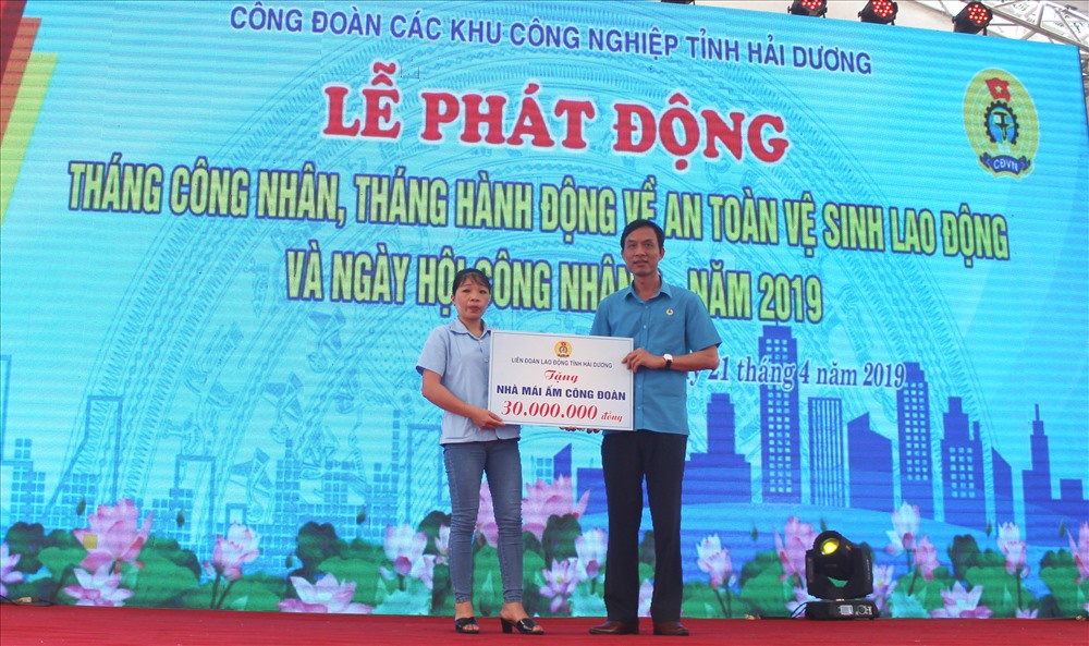 Đồng chí Mai Xuân Anh - Chủ tịch LĐLĐ tỉnh Hải Dương trao hỗ trợ Mái ấm Công đoàn cho đoàn viên có hoàn cảnh khó khăn. Ảnh: D.T