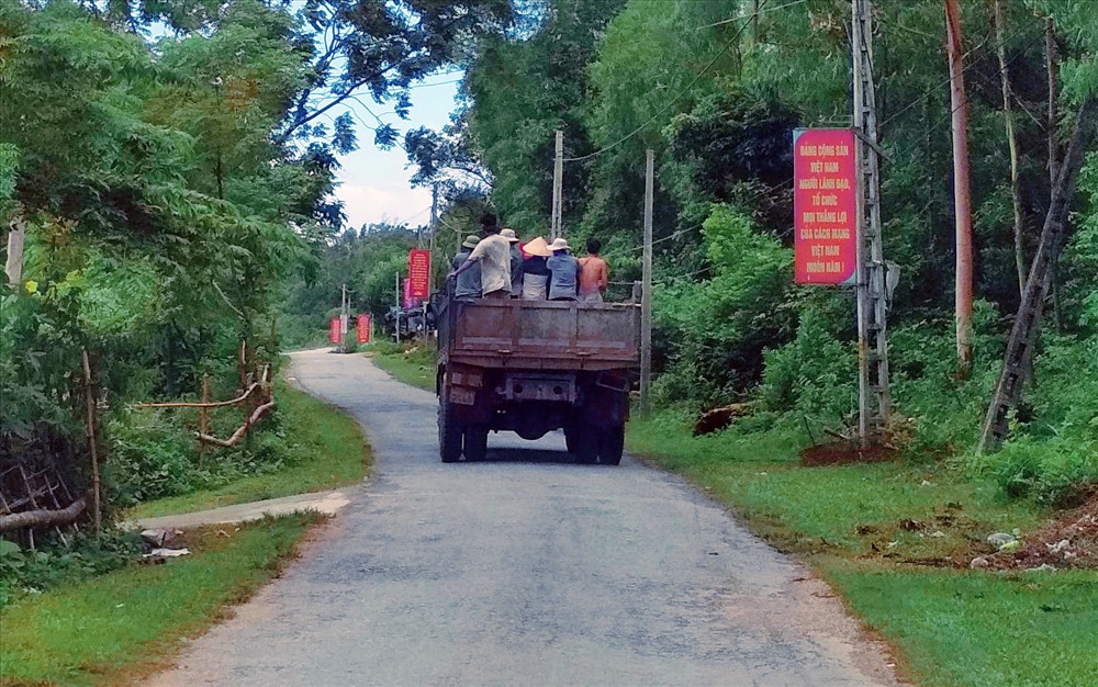 Tuyến đường xuyên đảo duy nhất, khiến Vĩnh Thực vẫn còn là vùng đất hoang sơ và phong phú cảnh quan du lịch. Ảnh: T.N.D