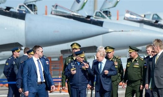Tổng thống Nga Vladimir Putin cùng các quan chức quân đội tại trung tâm thử nghiệm bay quân đội ở Akhtubinsk. Ảnh: Press TV.
