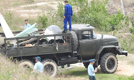 Hiện trường vụ máy bay huấn luyện IAK-52 rơi ở chân hồ Suối Dầu (huyện Cam Lâm, Khánh Hòa) khiến 2 phi công hi sinh. Ảnh: Nhiệt Băng