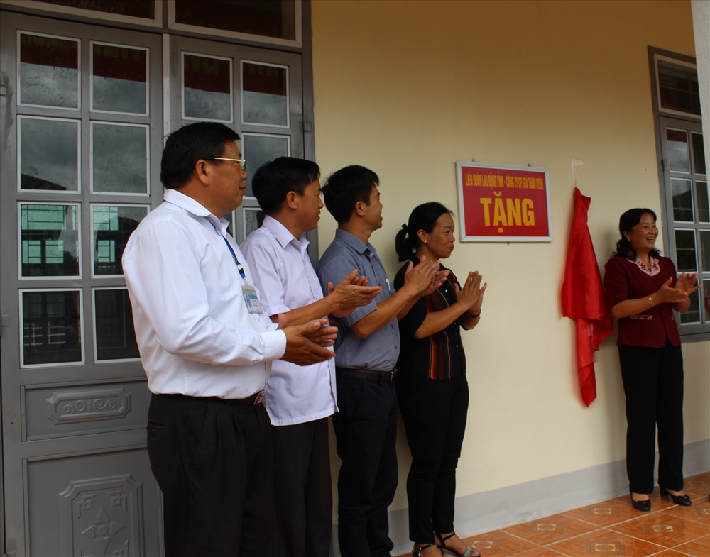 Đồng chí Nguyễn Thị Thiện - Chủ tịch LĐLĐ tỉnh và đồng chí Vũ Hoàng Mạnh - Phó Giám đốc Công ty cổ phần trà Than Uyên bàn giao Nhà bán trú cho Trường Tiểu học xã Ta Gia