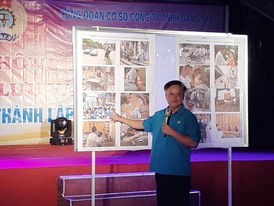 Ông Lê Văn Chí - Trưởng Ban Chính sách pháp luật LĐLĐ tỉnh Hà Tĩnh đang tuyên truyền về pháp luật cho các công nhân Cty FHS tối 14.6