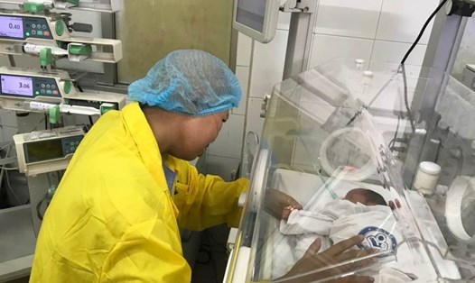 Chị Nguyễn Thị Liên lần đầu gặp con sau ca mổ sinh vào ngày 22.5. Ảnh TH
