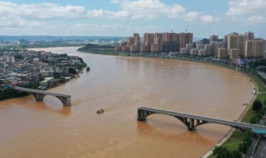 Hai nhịp cầu ở giữa sông bị sập sáng 14.6 ở Trung Quốc. Ảnh: Reuters.