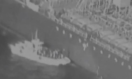 Tàu chở các binh sĩ vệ binh Iran tiếp cận tàu dầu gặp nạn gỡ thủy lôi do Mỹ công bố. Ảnh: Military.