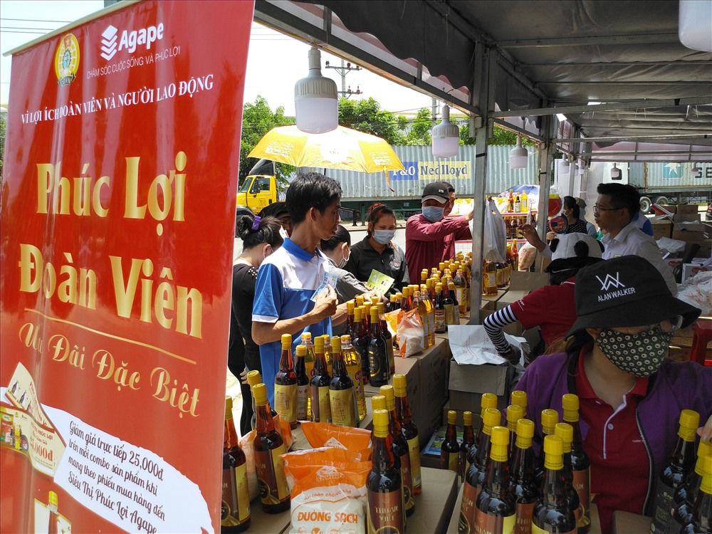 “Phiên chợ công nhân” - hoạt động nổi bật của CĐ các KCN Long An. Ảnh: P.V