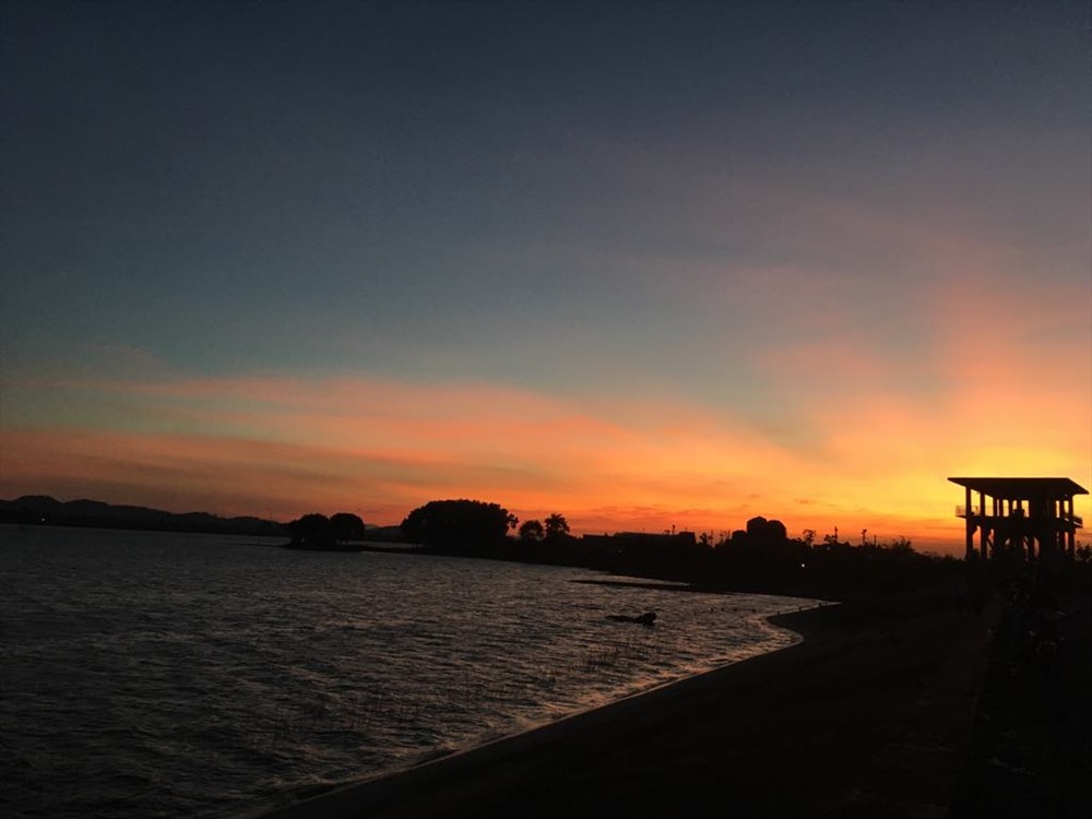 Một góc hồ Eakao buổi hoàng hôn