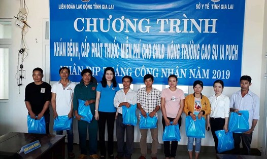 Chủ tịch LĐLĐ Gia Lai - bà Trần Lệ Nhung (áo xanh) trao tặng quà cho CNLĐ nghèo. Ảnh T.H