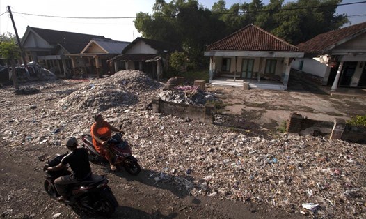 Indonesia trả lại 5 container rác thải cho Mỹ. Ảnh: Jakarta Post.