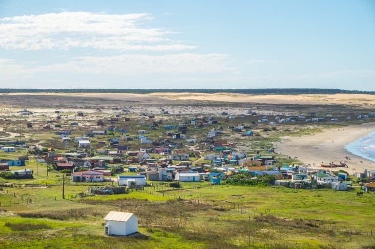 Làng có tới vài trăm ngôi nhà nhưng hiện tại chưa có điện lưới. Ảnh: Thezeetree