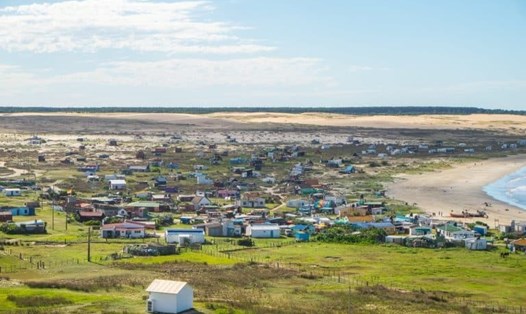 Làng có tới vài trăm ngôi nhà nhưng hiện tại chưa có điện lưới. Ảnh: Thezeetree