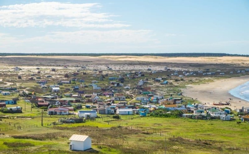 Làng có tới vài trăm ngôi nhà nhưng hiện tại chưa có điện lưới. Ảnh: Thezeetree