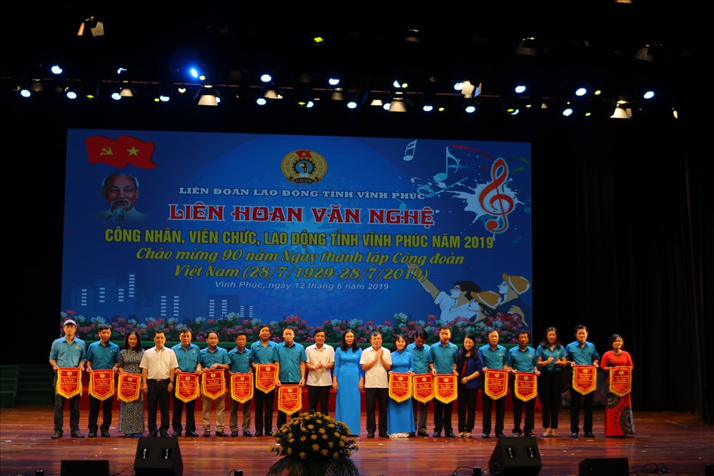 Các đồng chí lãnh đạo trao Cờ lưu niệm tặng các đơn vị tham gia liên hoan. Ảnh: Phùng Tuấn