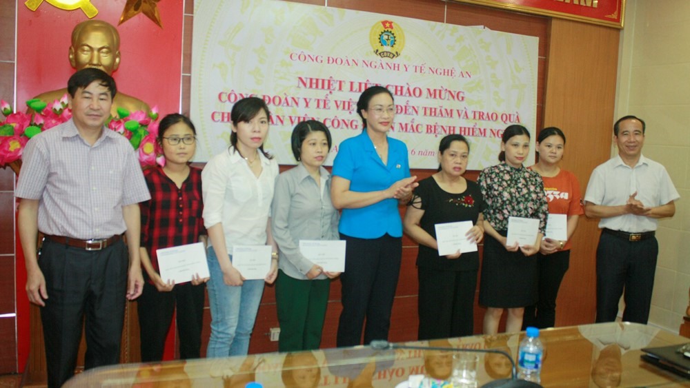 Đại diện Công đoàn ngành Y tế Việt Nam trao quà cho đoàn viên mắc bệnh hiểm nghèo ở Nghệ An. Ảnh: Quốc Cường