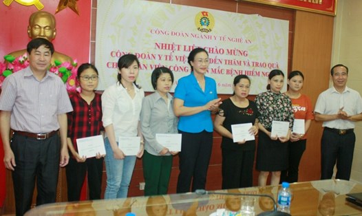 Đại diện Công đoàn ngành Y tế Việt Nam trao quà cho đoàn viên mắc bệnh hiểm nghèo ở Nghệ An. Ảnh: Quốc Cường