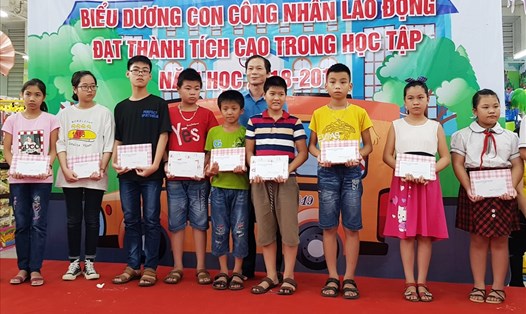 Đại diện lãnh đạo LĐLĐ tỉnh Ninh Bình tặng quà cho các cháu học sinh. Ảnh: NT