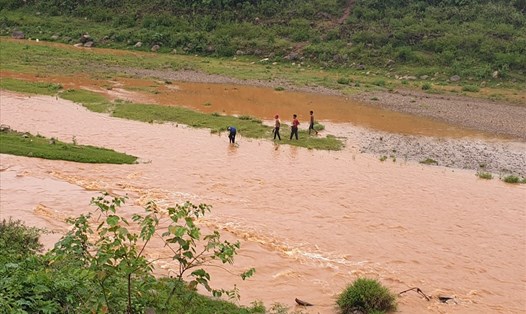 Mỗi lúc khai thác khoáng sản ở đầu nguồn, thì phía hạ lưu sông Đakrông nước bị nhuộm đỏ. Ảnh: Hưng Thơ.