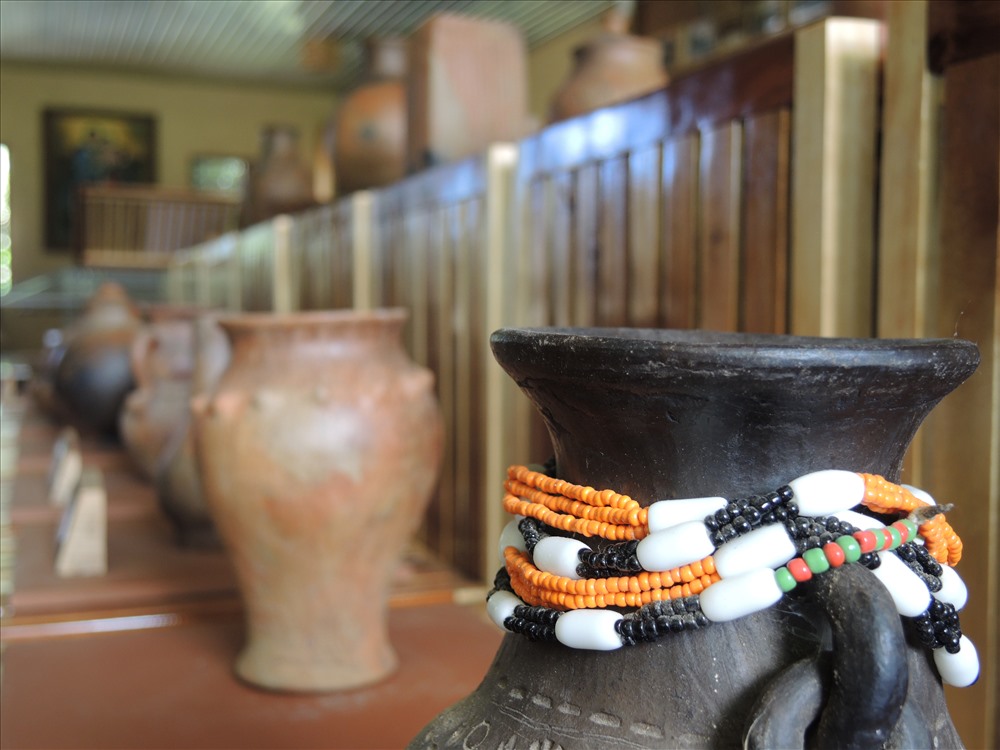 Những vòng đeo bằng hạt rừng sặc sỡ của đồng bào Chu ru xưa (ảnh K.Q)