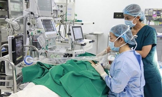 Các bác sĩ thực hiện gay tê vùng trong phẫu thuật tại Việt Nam. Ảnh: ĐL